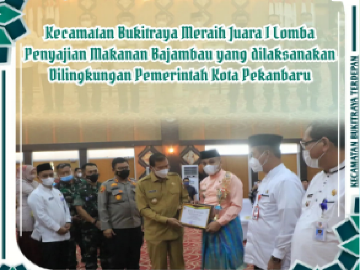 Walikota Pekanbaru Berikan Piagam Penghargaan Juara I Lomba Penyajian Makanan Bajambau Kepada Kecamatan Bukitraya.